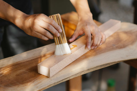 Comment préparer le bois avant de le vernir ?